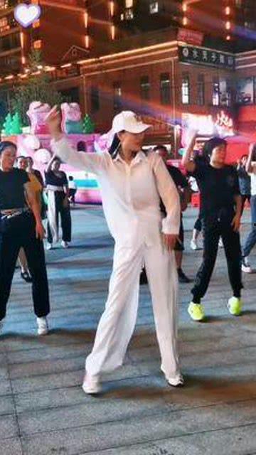 大叔你很拽广场舞视频,广场舞界的新星崛起