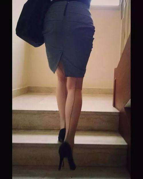 女人的亮光丝袜图片