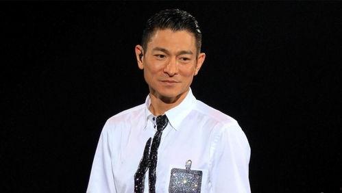 刘德华抛烟的视频,刘德华演绎经典瞬间